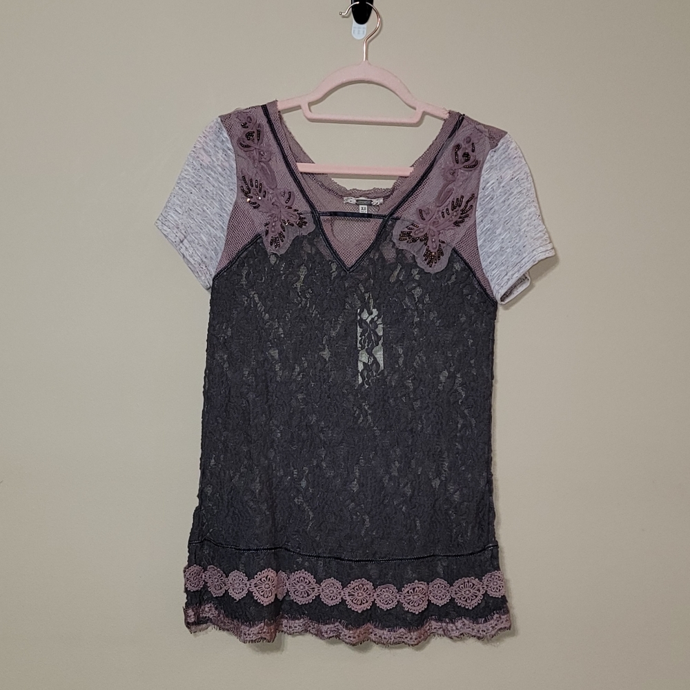 NWT Gimmicks by BKE Buckle Mauve Gray Lace Beaded Vneck Blouse Tshirt, Size XS